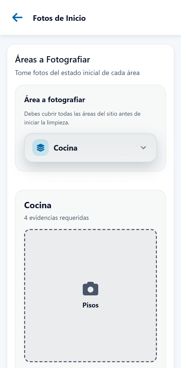 La pantalla «Fotos de inicio» de la app de limpieza: la zona Cocina elegida, «4 evidencias requeridas» y el primer recuadro de foto, «Pisos», todavía vacío.